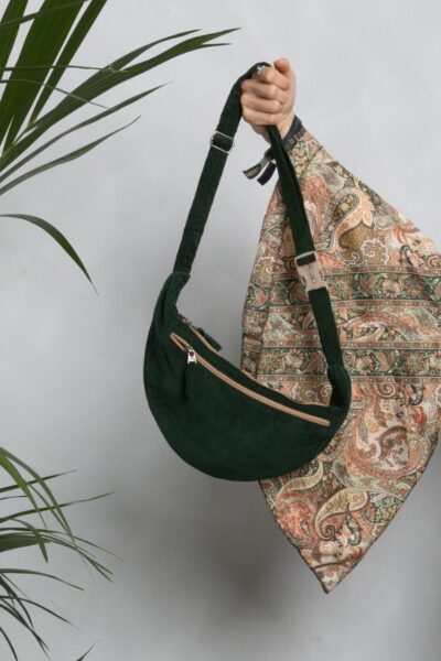Nachhaltige Cord Bauchtasche in der Farbe Forest