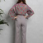 Nachhaltige Hose Harita Grau in Kurz aus gerippten Stoff. 100% Baumwolle.