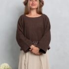 Weicher Boho-Pullover in Dunkelbraun mit lockerer Passform und dezentem Blockprint am Saum, Frontansicht