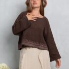 Weicher Boho-Pullover in Dunkelbraun mit lockerer Passform und dezentem Blockprint am Saum, Frontansicht